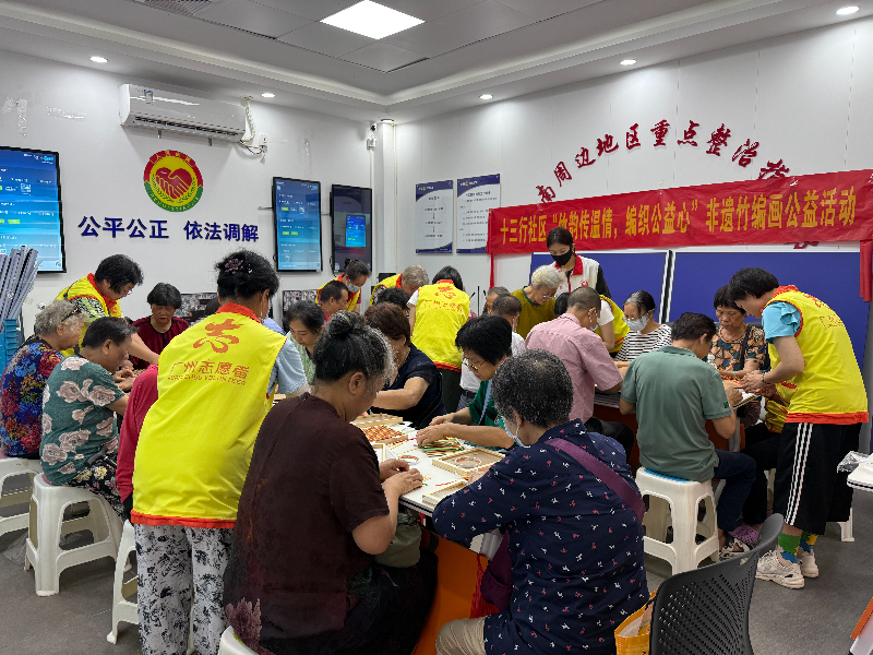 图一：居民们专注编织竹编画.jpg