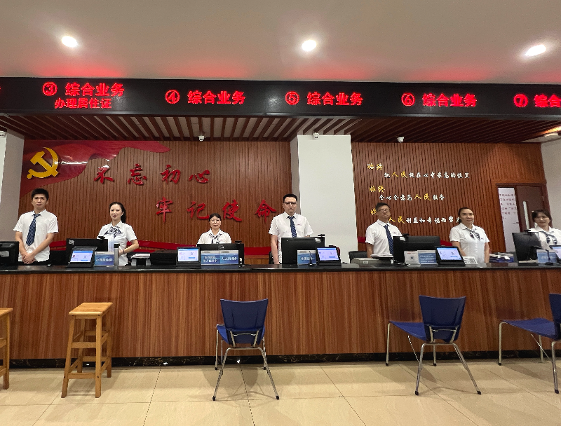 图：工作人员全面实行统一着装.jpg