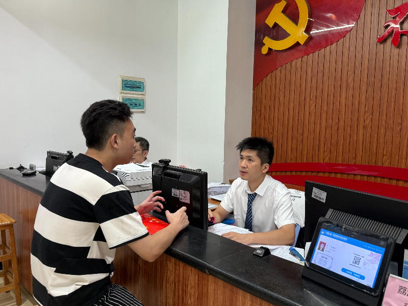图：工作人员热情地为前来办事的群众提供服务.jpg