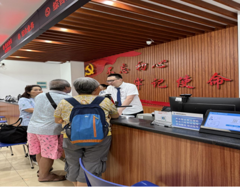 图：工作人员热情地为前来办事的群众提供服务.png