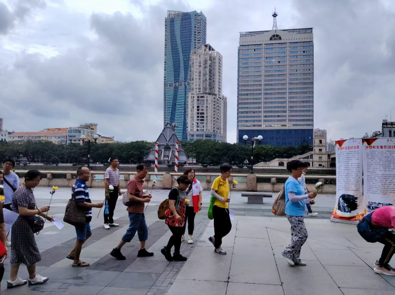 图：岭南街“红棉惠爱”社工志愿服务分队队员现场协助秩序.jpg