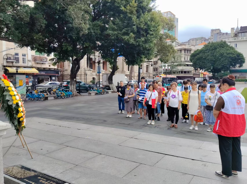 图：全体人员鞠躬默哀以深切缅怀在沙基惨案中牺牲的烈士.jpg