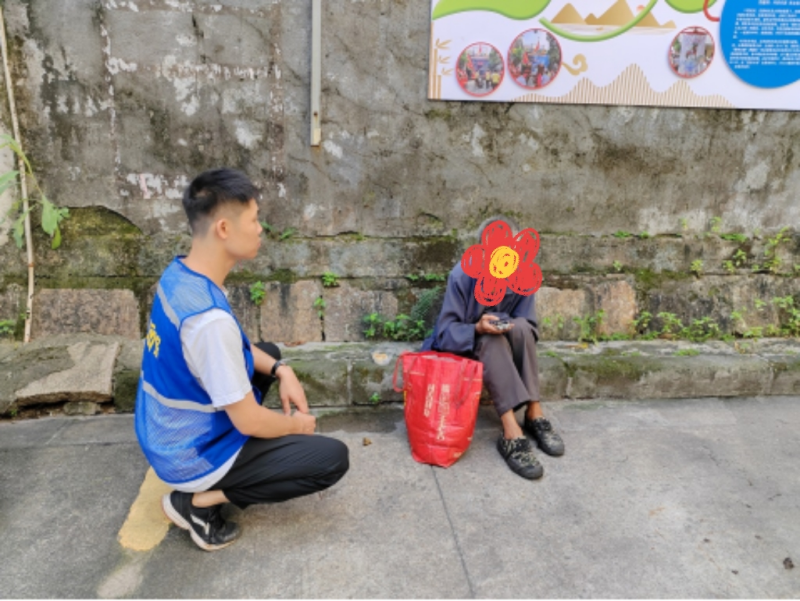 （图：网格员发现迷路老人）.png