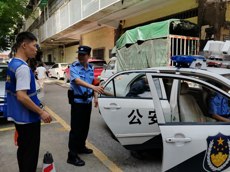 （图：网格员协助民警将老人送往派出所）png.png