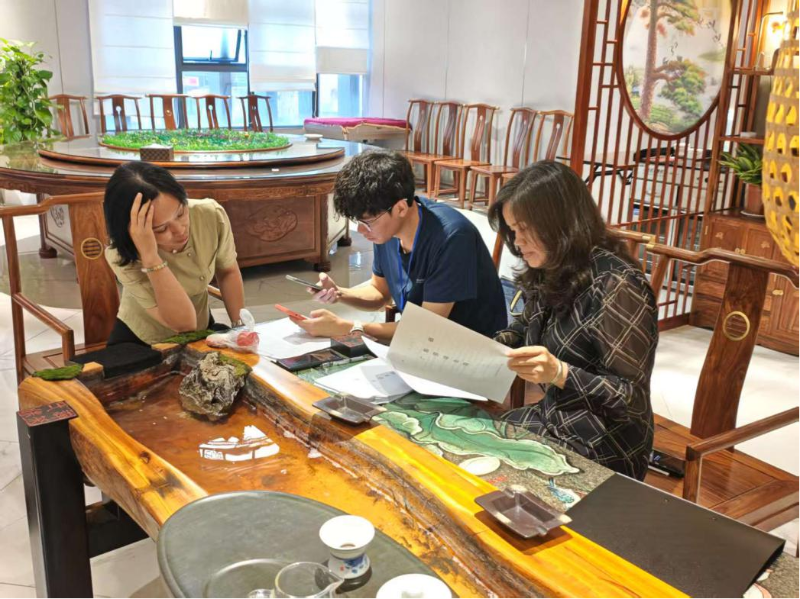 6月16日下午，为深入了解辖内企业发展目标，精准对接企业需求，持续优化营商环境，花地街道走访辖区内餐饮企业——广州市壹和叁棵树餐饮管理有限公司，开展面对面调研座谈，倾听企业发展目标，提供政策咨询支持，积极宣传“政务云服务”新举措B.png