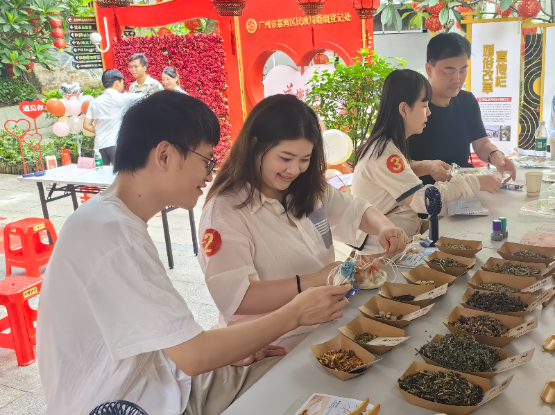 图：新人亲手制作“荷香囊”.jpg