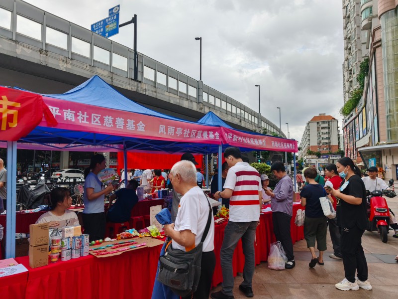 图3：社区慈善基金义卖摊位.jpg