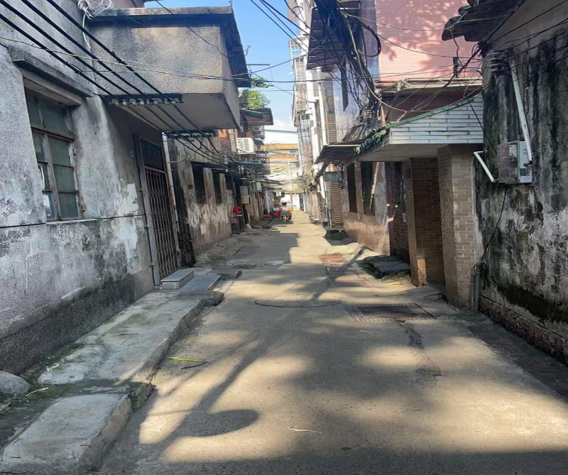 近日，花地街道12345政务服务便民热线接到市民吴先生反映，称南基大街51号对出路段存在游商乱摆摊、垃圾堆积问题，阻塞排水口，导致蚊虫滋生，严重影响周边环境卫生及居民生活。市民呼吁相关职能部门尽快介入处理，恢复路段整洁B.png