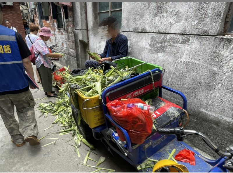 近日，花地街道12345政务服务便民热线接到市民吴先生反映，称南基大街51号对出路段存在游商乱摆摊、垃圾堆积问题，阻塞排水口，导致蚊虫滋生，严重影响周边环境卫生及居民生活。市民呼吁相关职能部门尽快介入处理，恢复路段整洁A.png