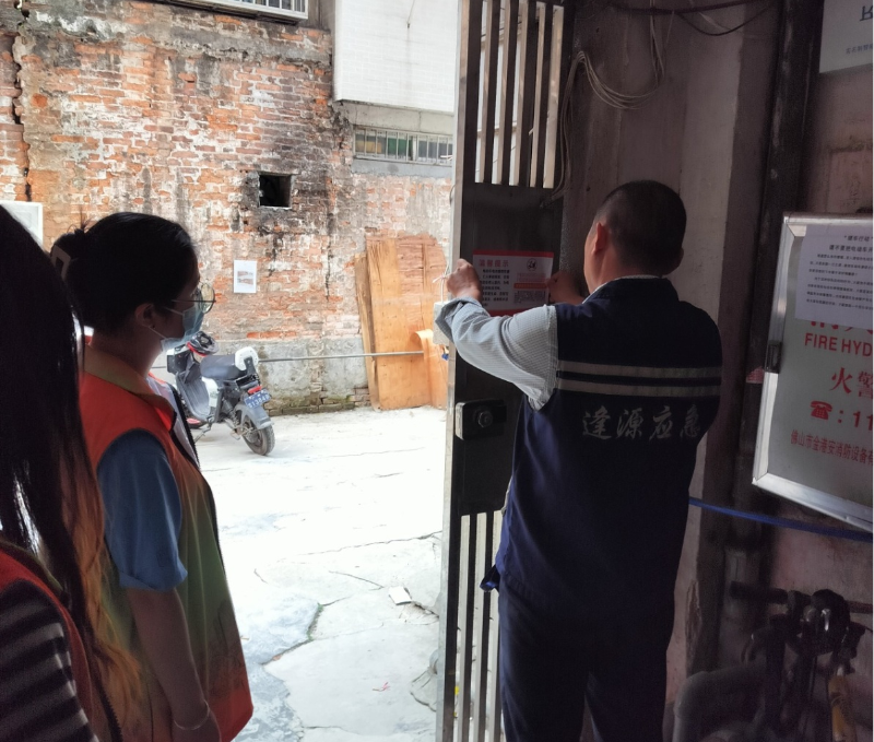 工作人员上门粘贴宣传提示.png