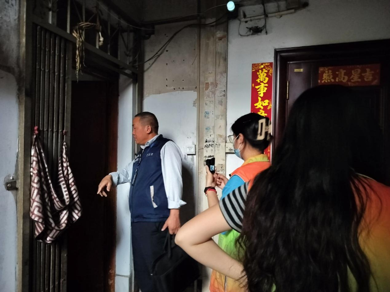 工作人员上门进行劝导.png