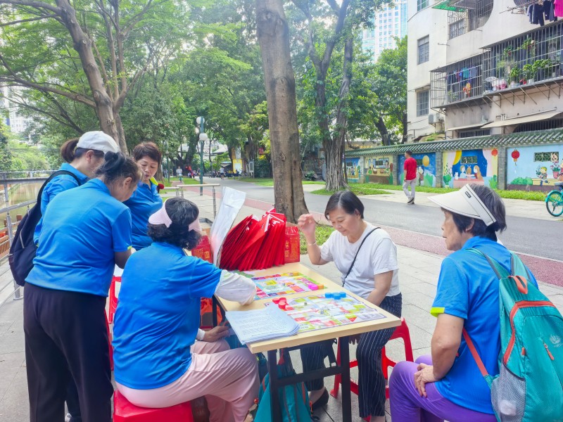 居民群众参与低碳环保飞行棋小游戏.jpg