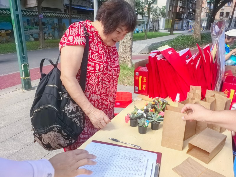 居民群众兑换绿植.jpg