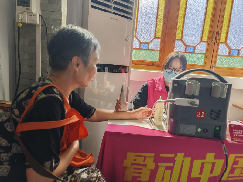 专家为居民进行体检.png