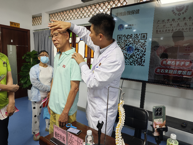 专家为居民进行体检2.png
