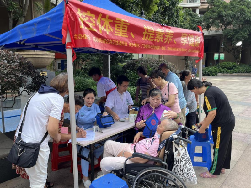 花地街道公共卫生委员会、花地街计生协会与恒荔湾畔社区公卫委联合花地街道社区卫生服务中心、广州医科大学附属第一医院于6月24日上午在辖内开展“守护健康 共筑幸福”义诊活动，同步提供义剪便民服务及登革热防控宣传C.png