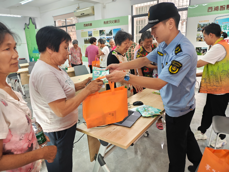 工作人员为社区居民派发登革热宣传册和灭蚊片.jpg