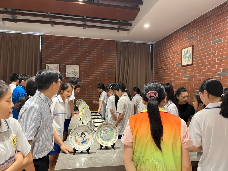 图：学生们观看作品展览.jpg
