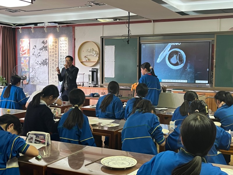 图：学生们认真学习广彩绘画技法.jpg