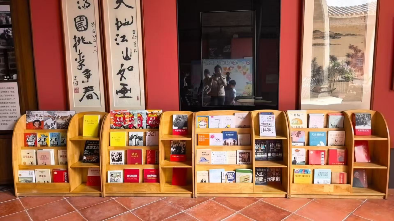 中南街:赤岗党支部旧址“红韵书吧”开启文化新体验(组图2).png